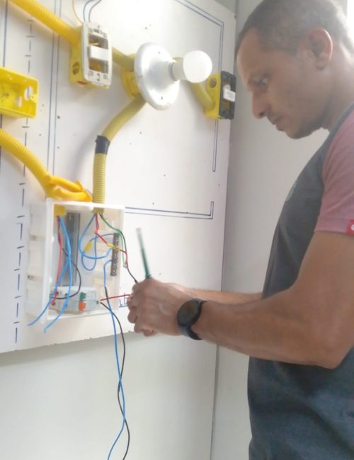 Alunos em laboratório elétrico Ricotec